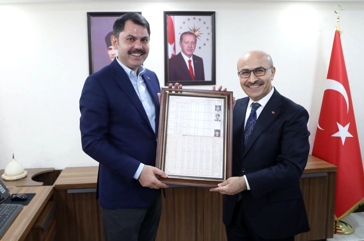 Son dakika haberleri: Vali Demirtaş, Bakan Kurum\'a Mardin\'de eğitim gördüğü 3 yılın karnelerini takdim etti