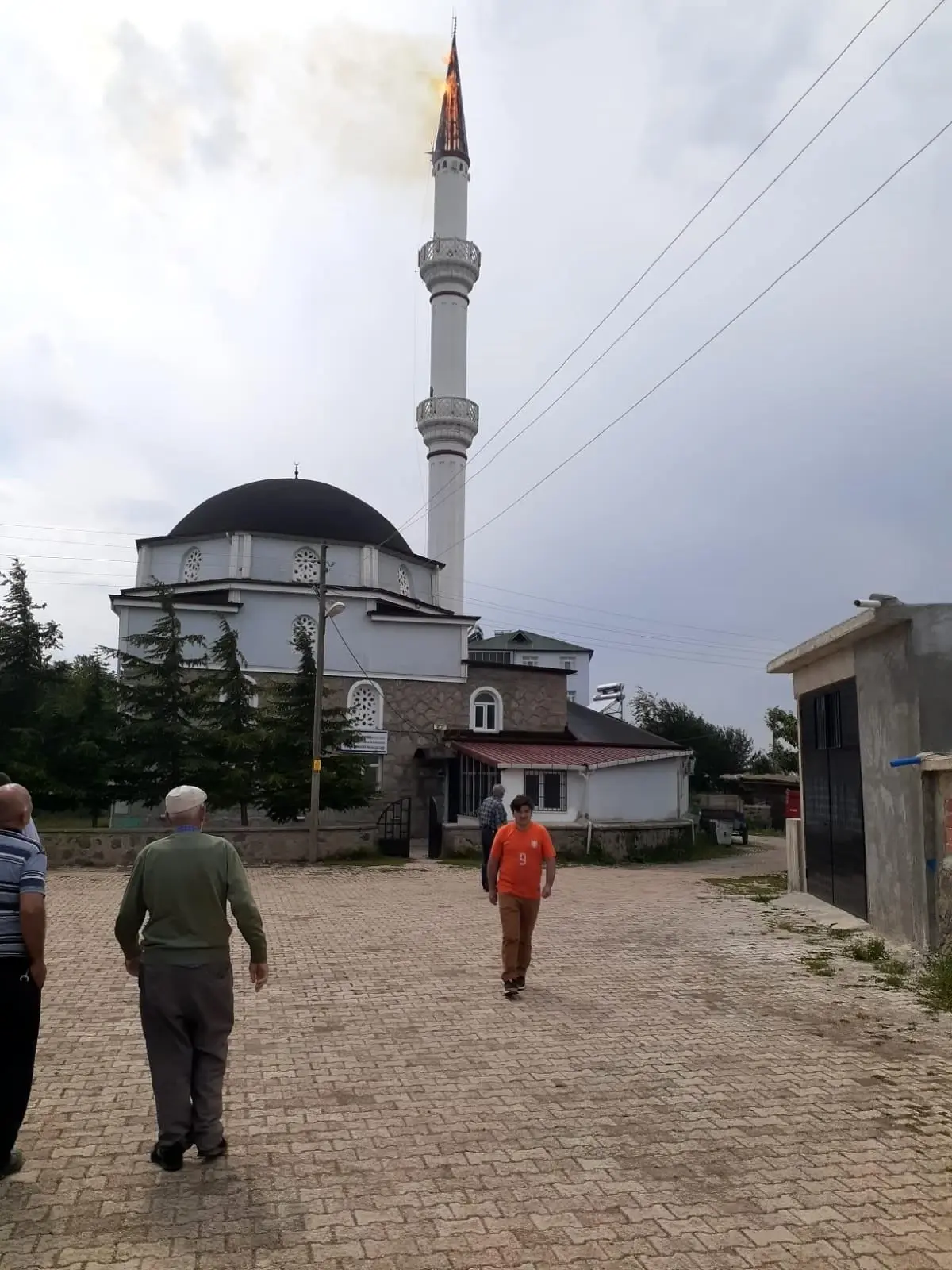 Son dakika! Yıldırım düşen caminin minaresinde yangın