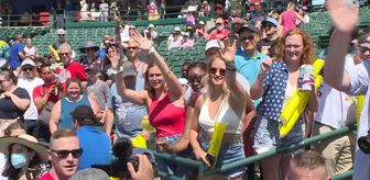 New York'ta bir kişi 10 dakikada 76 sosisli sandviç yiyerek dünya rekoru kırdı