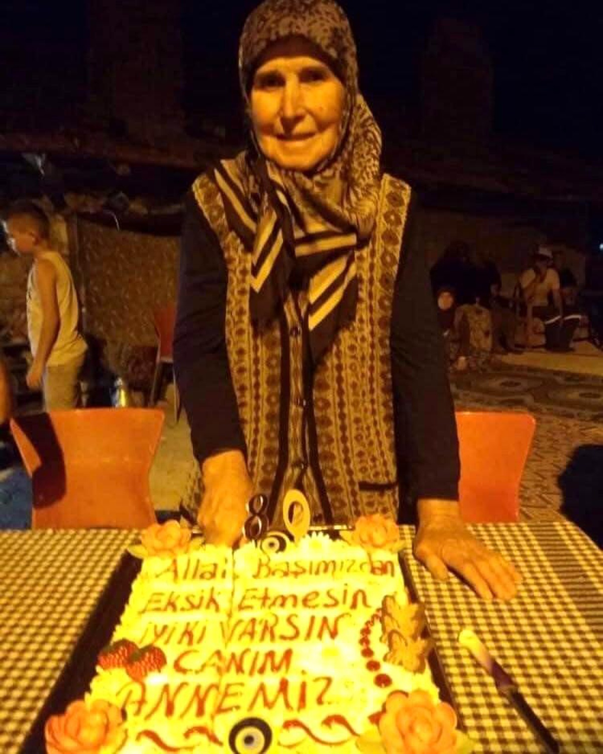 9 çocuk ve 21 torundan anneye doğum günü sürprizi