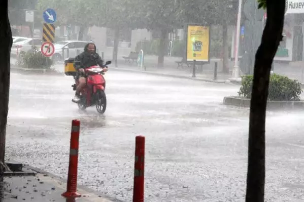 Adana'da yağan 15 dakikalık sağanak eğlenceli anlara neden oldu, bir vatandaş su birikintisine atladı