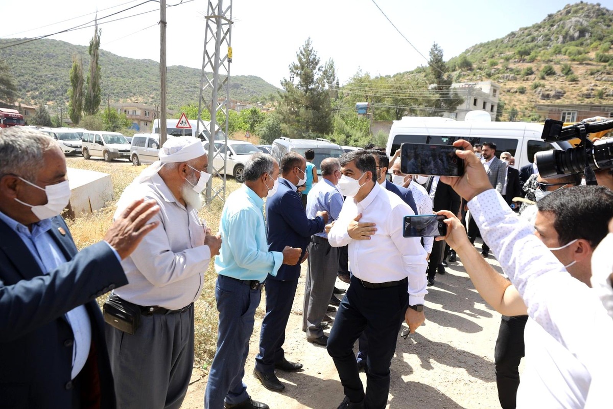 AK Parti heyeti muhtarlar ve mahalle sakinlerinin sorunlarını dinledi