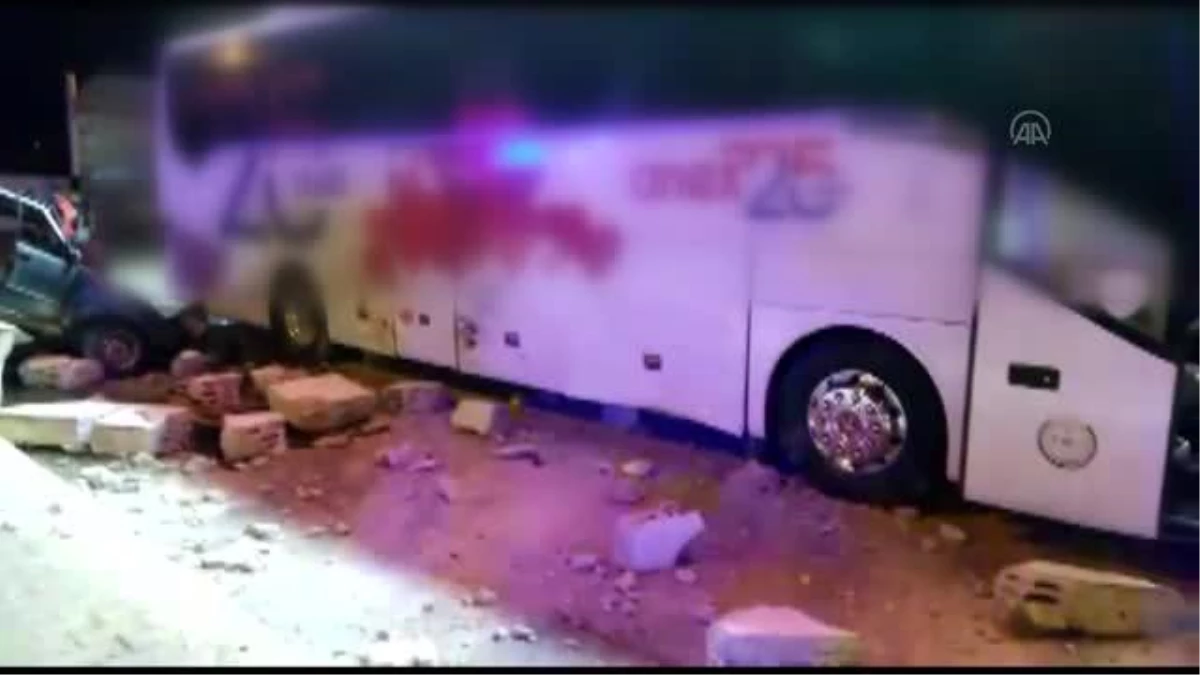 Alanya\'da otomobil, tur otobüsü ile çarpıştı: 1 yaralı