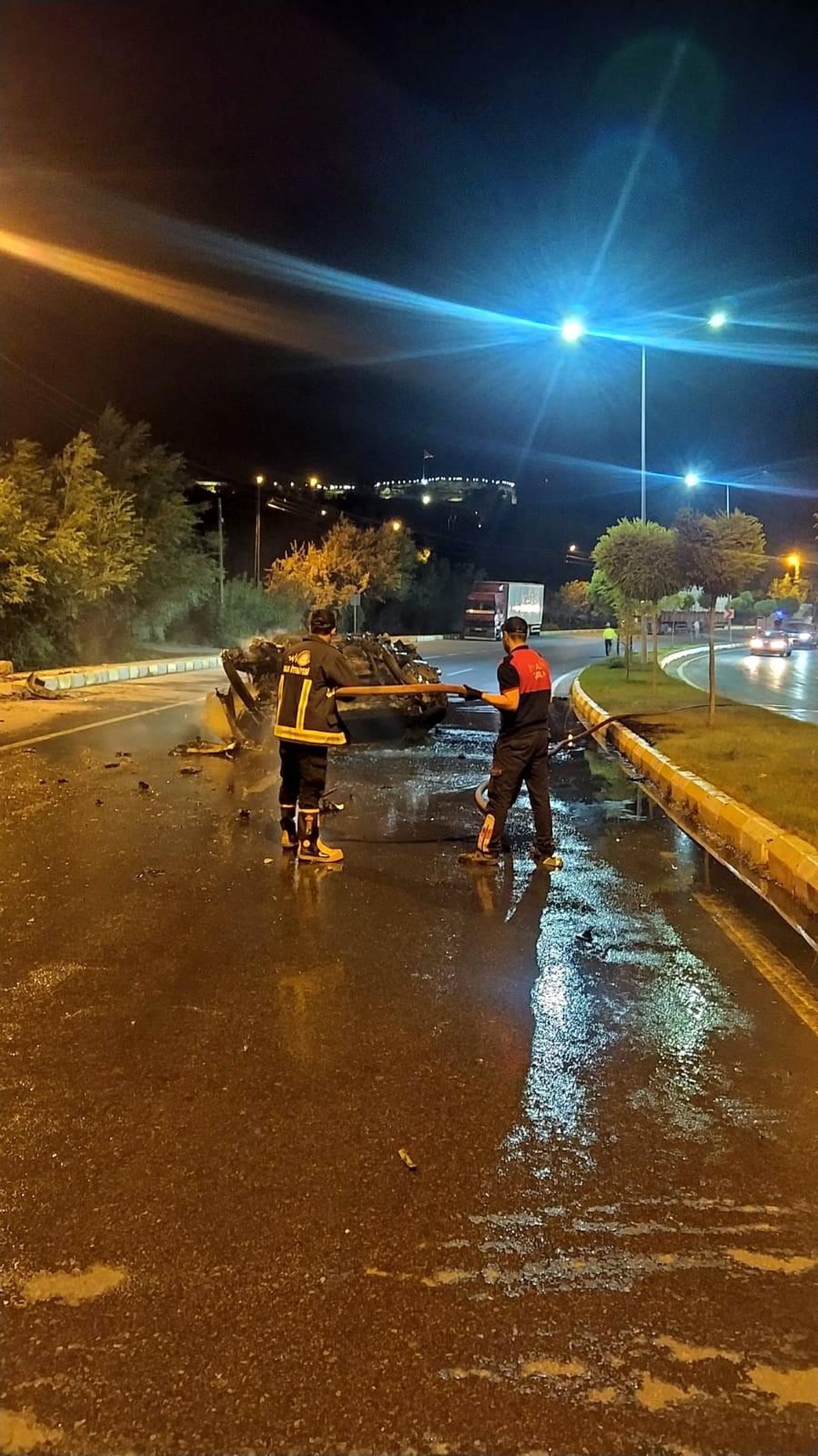 Alev alan otomobil kullanılamaz hale geldi