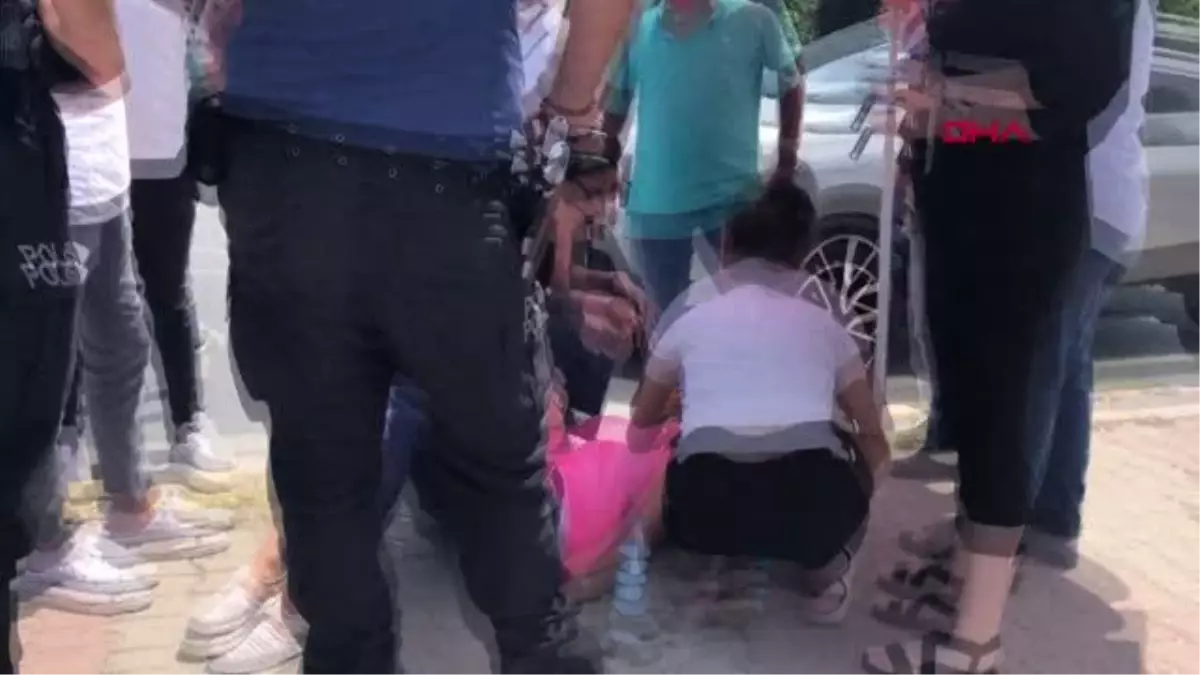 Avcılar\'da otomobilin çarptığı kadına seyyar satıcıdan plaj şemsiyeli gölgelik