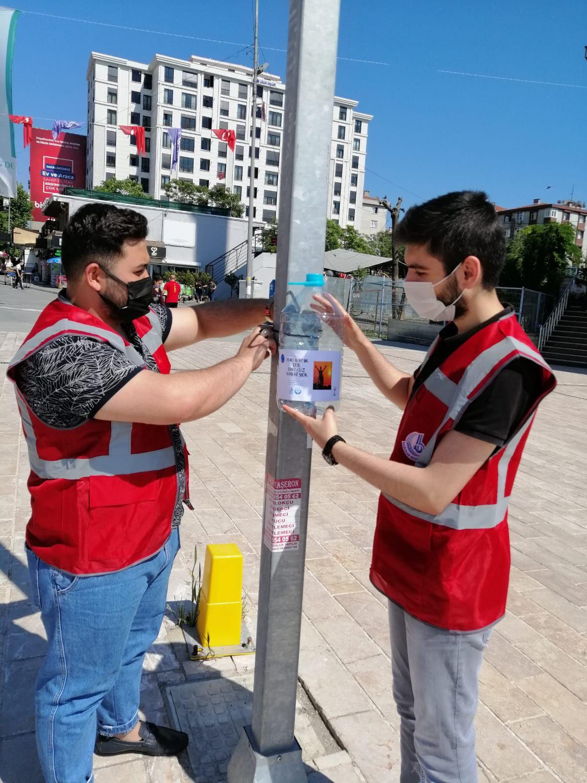 Bağcılar Belediyesi Gençlik Meclisi üyeleri, engelliler için mavi kapak topladı