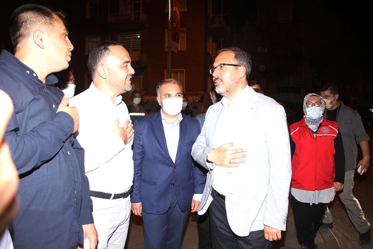 Son dakika haberleri: Bakan Kasapoğlu\'ndan memleketi Kula\'ya gece çıkarması