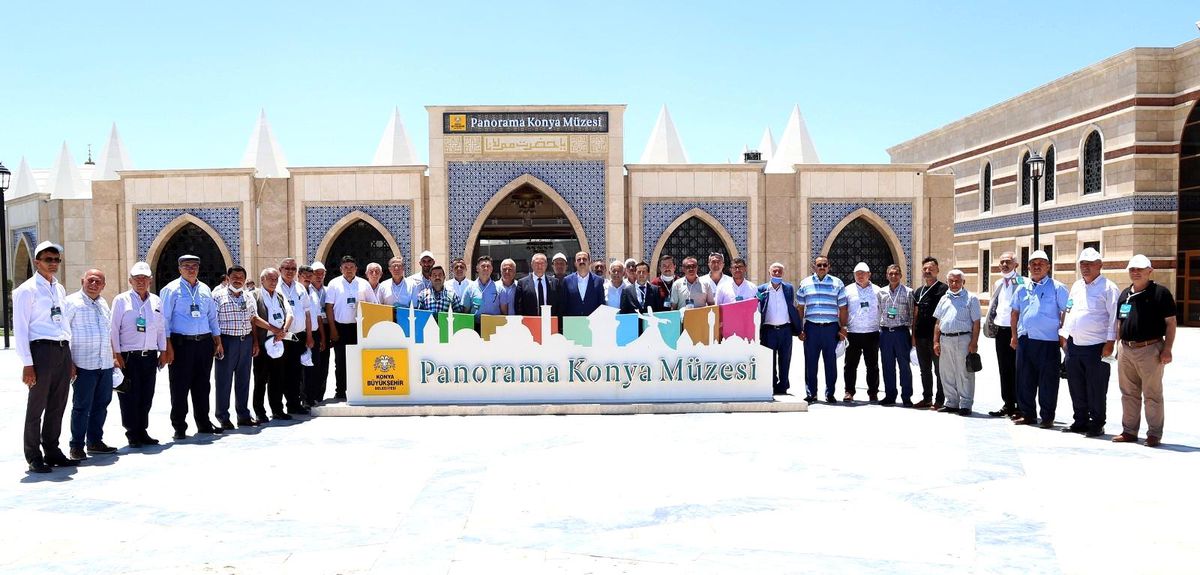 Konya Büyükşehir Belediye Başkanı Altay, Karapınar muhtarlarıyla bir araya geldi