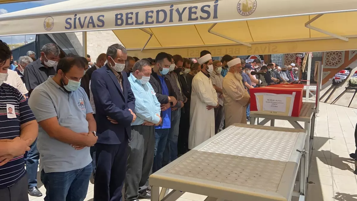 Son dakika: BEYİN KANAMASINDAN HAYATINI KAYBEDEN EMNİYET MÜDÜRÜ, TOPRAĞA VERİLDİ