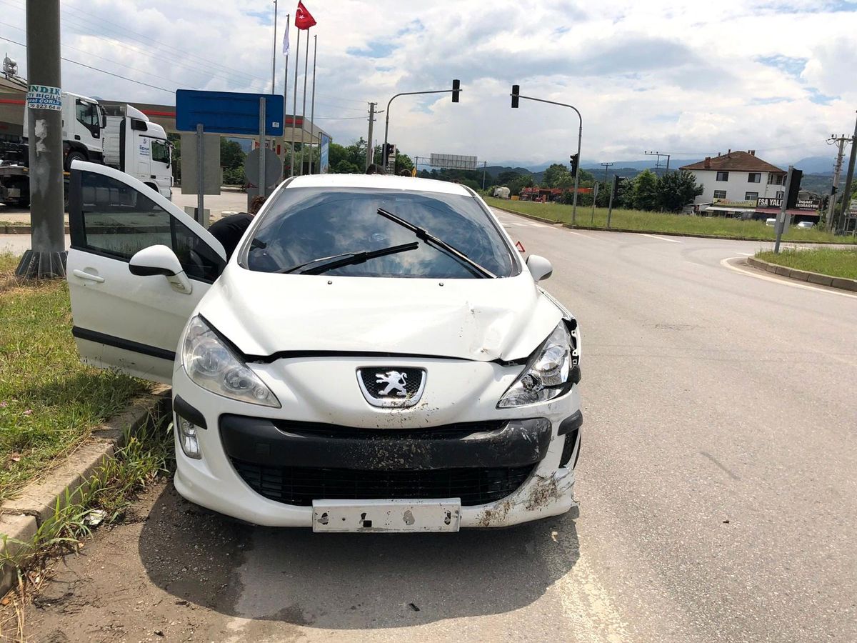 D140 karayolunda iki otomobil çarpıştı