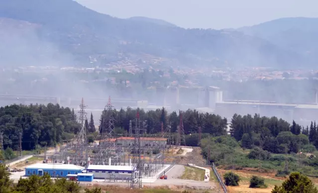 Son dakika haber: Dalaman'da ormanlık alana sıçrayan yangının başladığı fabrikada soğutma çalışmaları devam ediyor