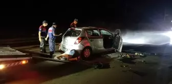 Elektrik direğine çarpan otomobil takla attı: 1'i ağır 3 yaralı