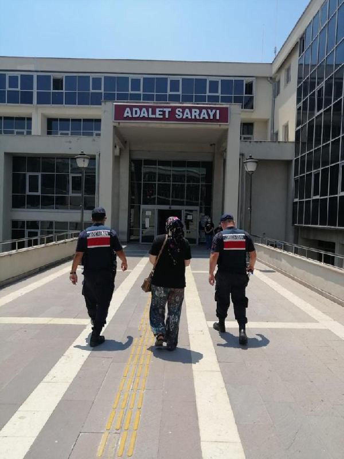 Fuhuştan 3 yıl hapisle aranan kadın saklandığı evde yakalandı