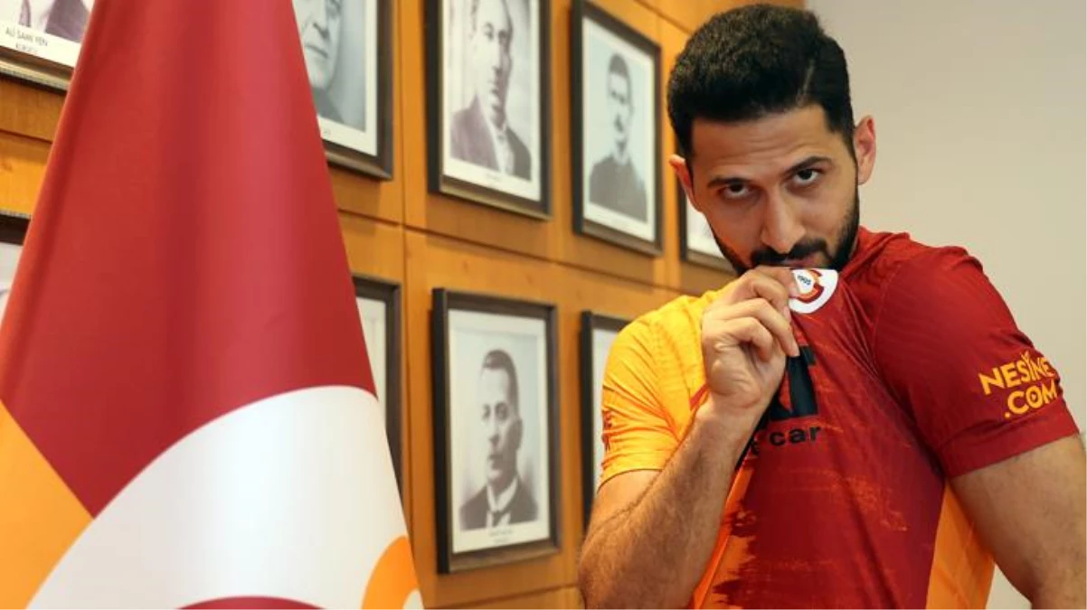 Galatasaray\'la anlaşmasını iki yıl uzatan Emre Akbaba, büyük indirime gitti