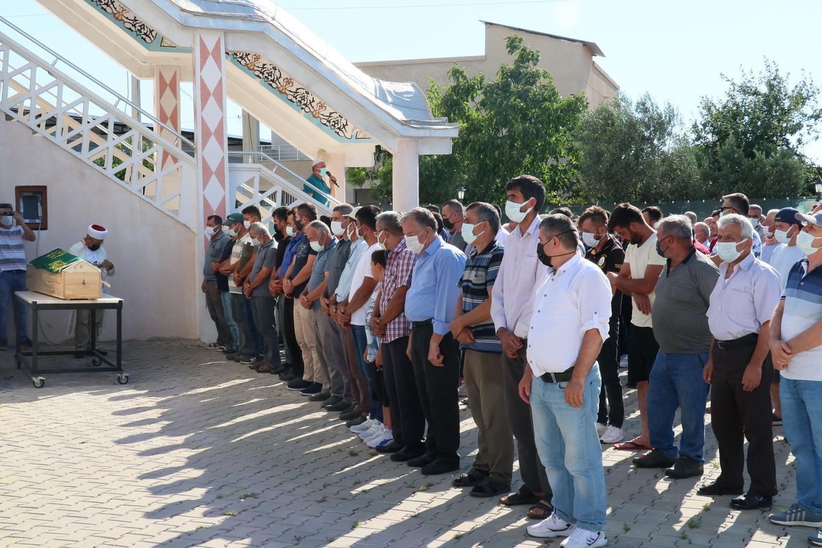 Son Dakika | İzmir\'de bıçaklanarak öldürülen 3 çocuk annesi kadının cenazesi toprağa verildi