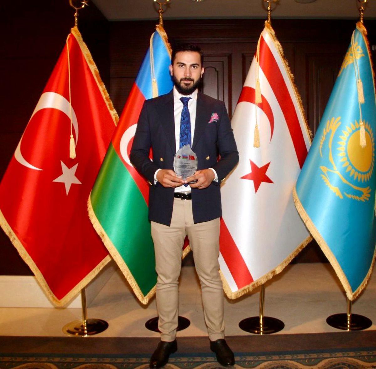 İzol\'e anlamlı plaket