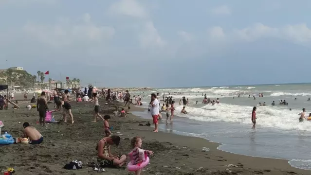 Kısıtlamasız ilk pazar gününde sahile akın ettiler