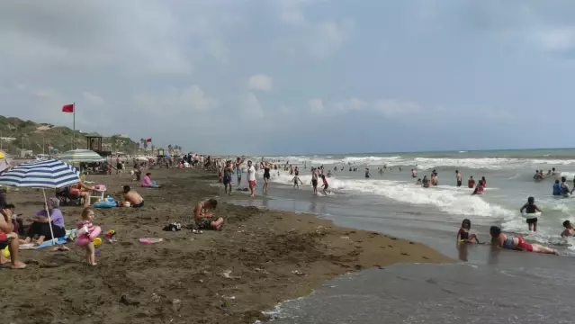 Kısıtlamasız ilk pazar gününde sahile akın ettiler