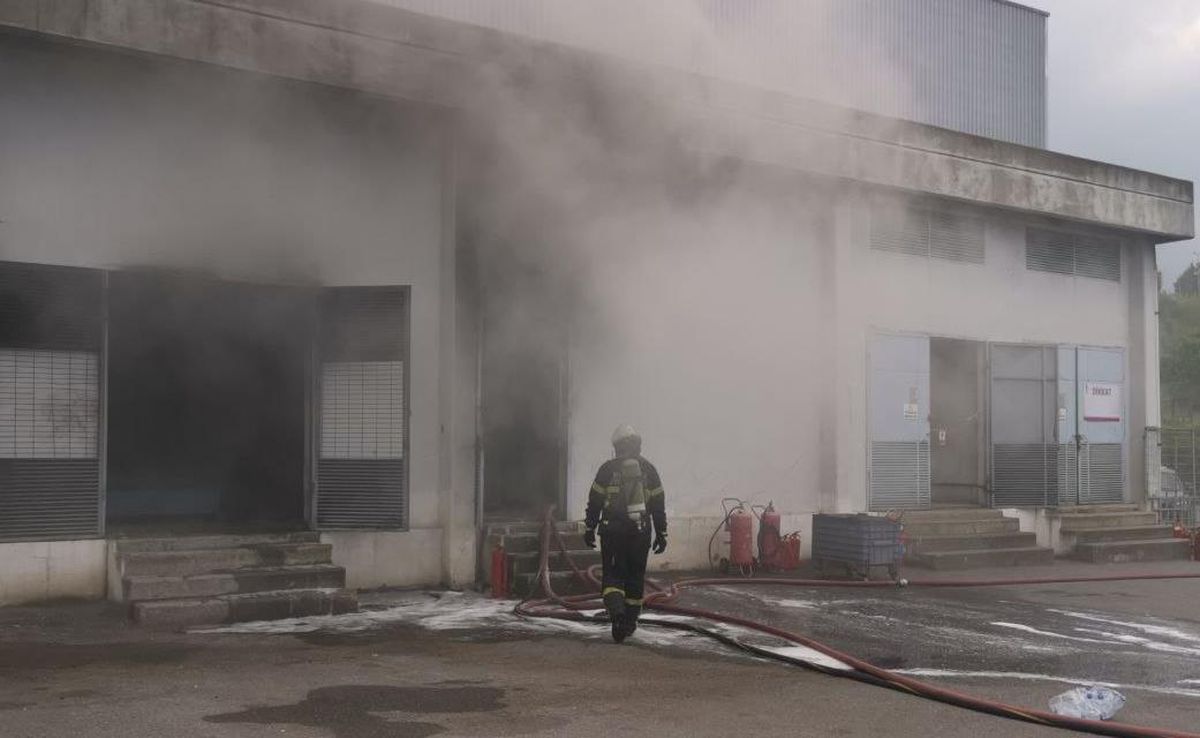 Son dakika... Kocaeli\'de depoda çıkan yangın söndürüldü