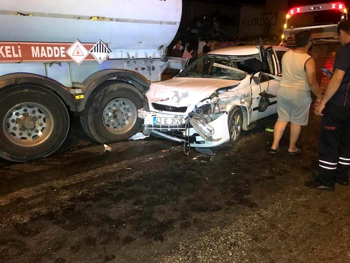 Konya\'da 3 tıra çarpan otomobilin sürücüsü yaralandı