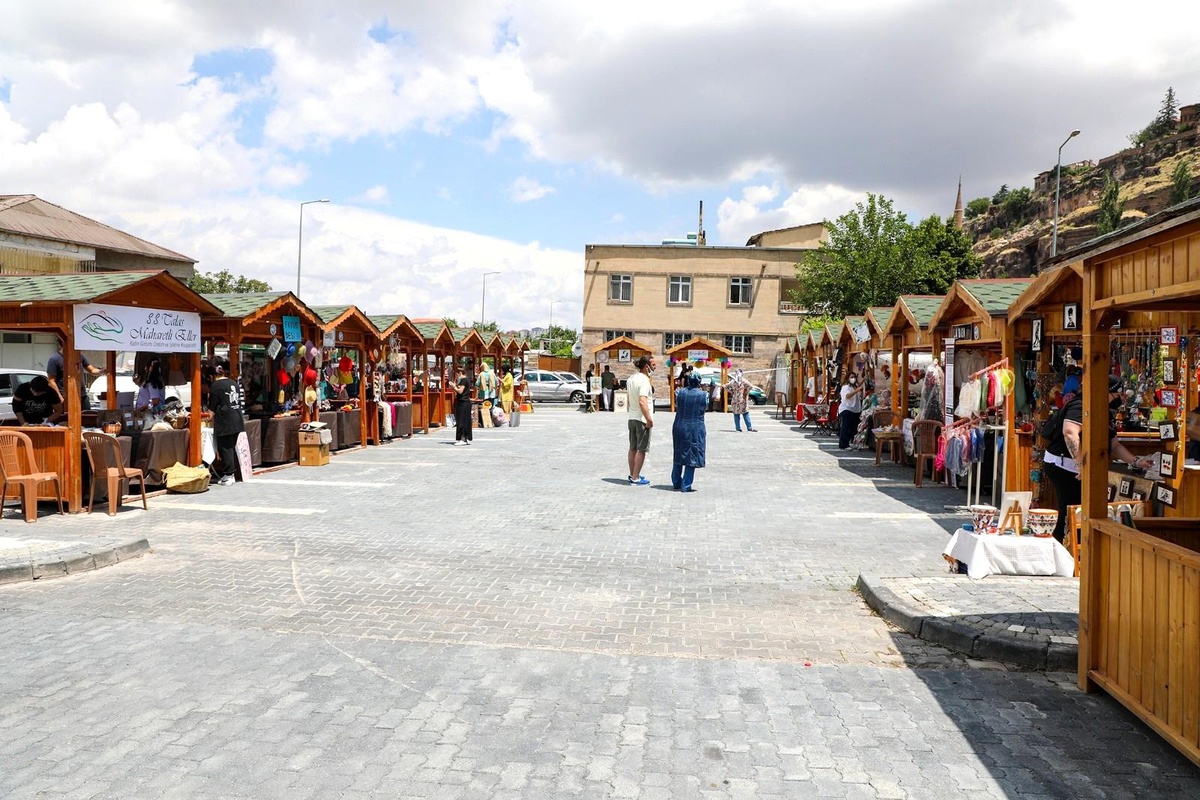 \'Maharetli Eller Kadın Üretici Pazarı\' yeniden kurulmaya başladı