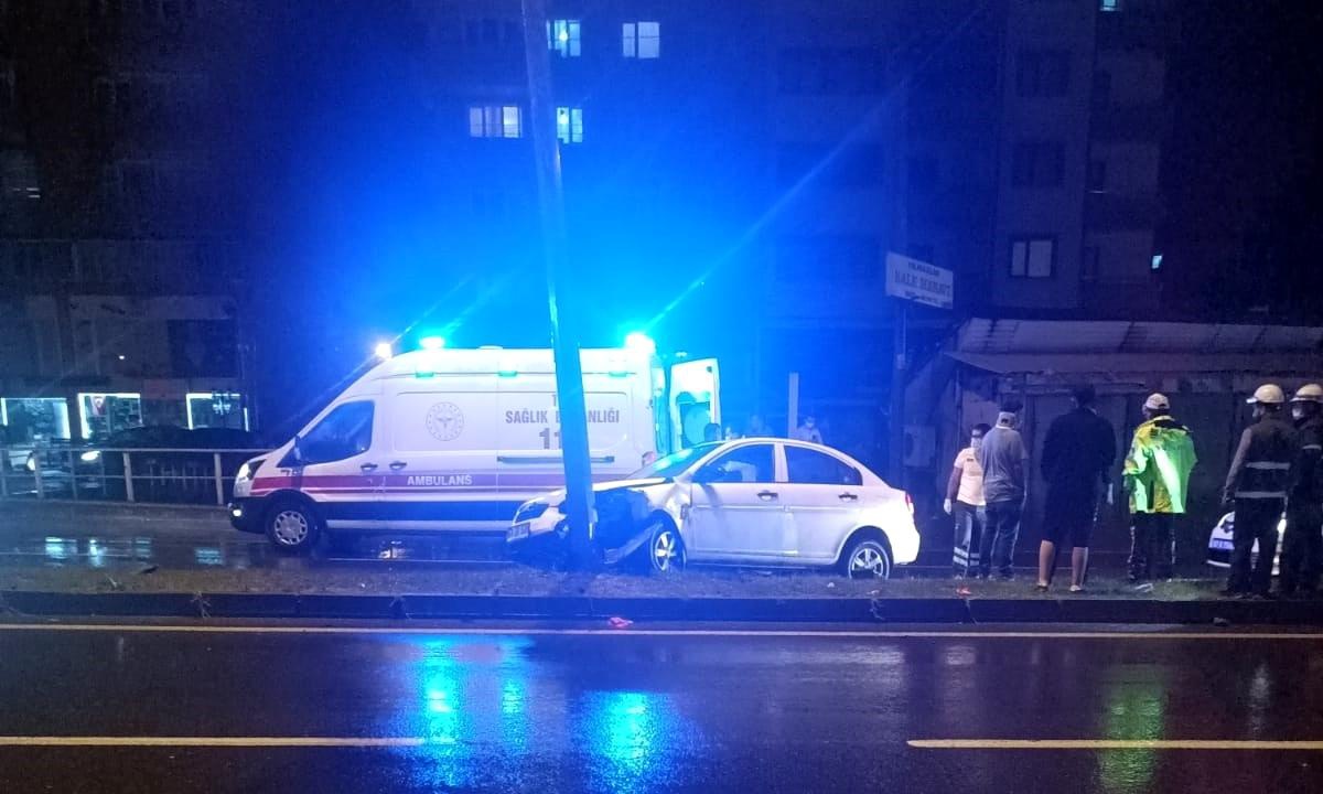 Otomobil aydınlatma direğine çarptı: 4 yaralı