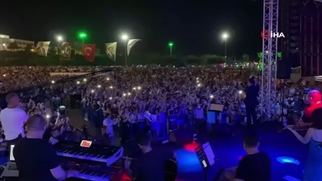 Pandemi sonrası İskenderunlular Ferhat Göçer konseri ile coştu