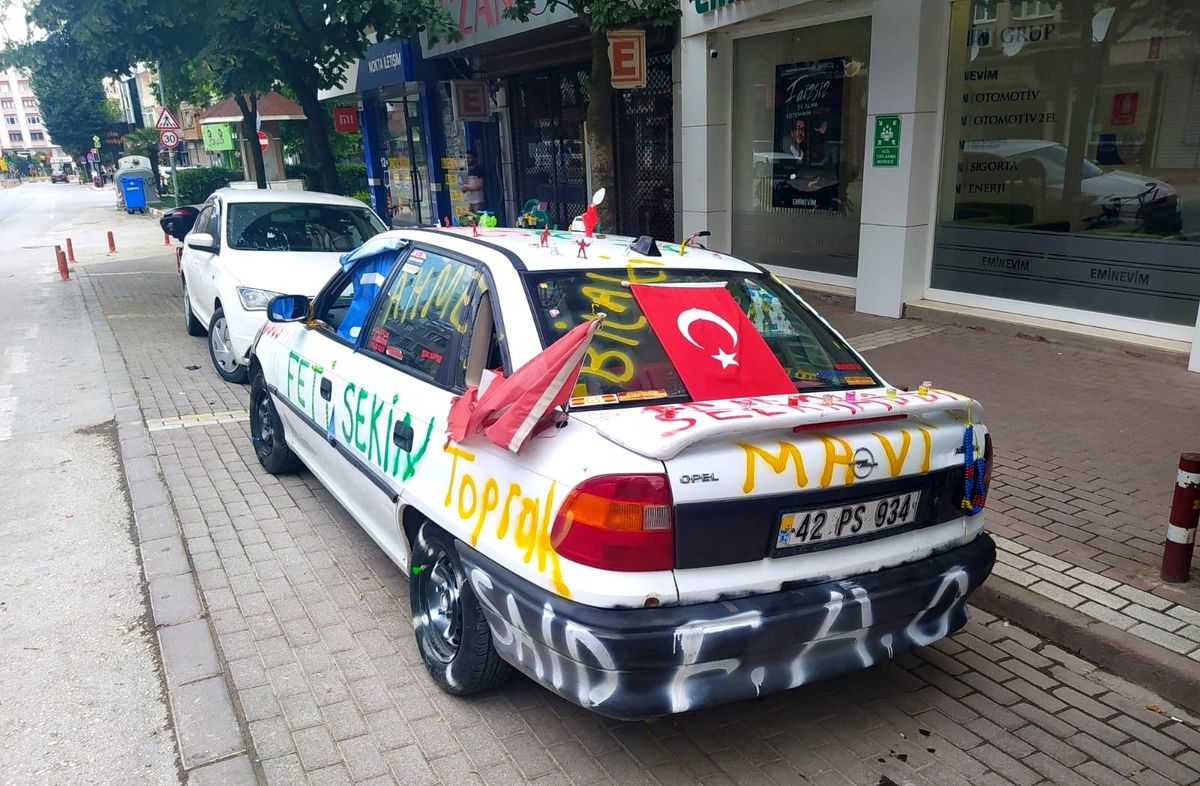 Park halindeki aracı gören fotoğraf çektirdi