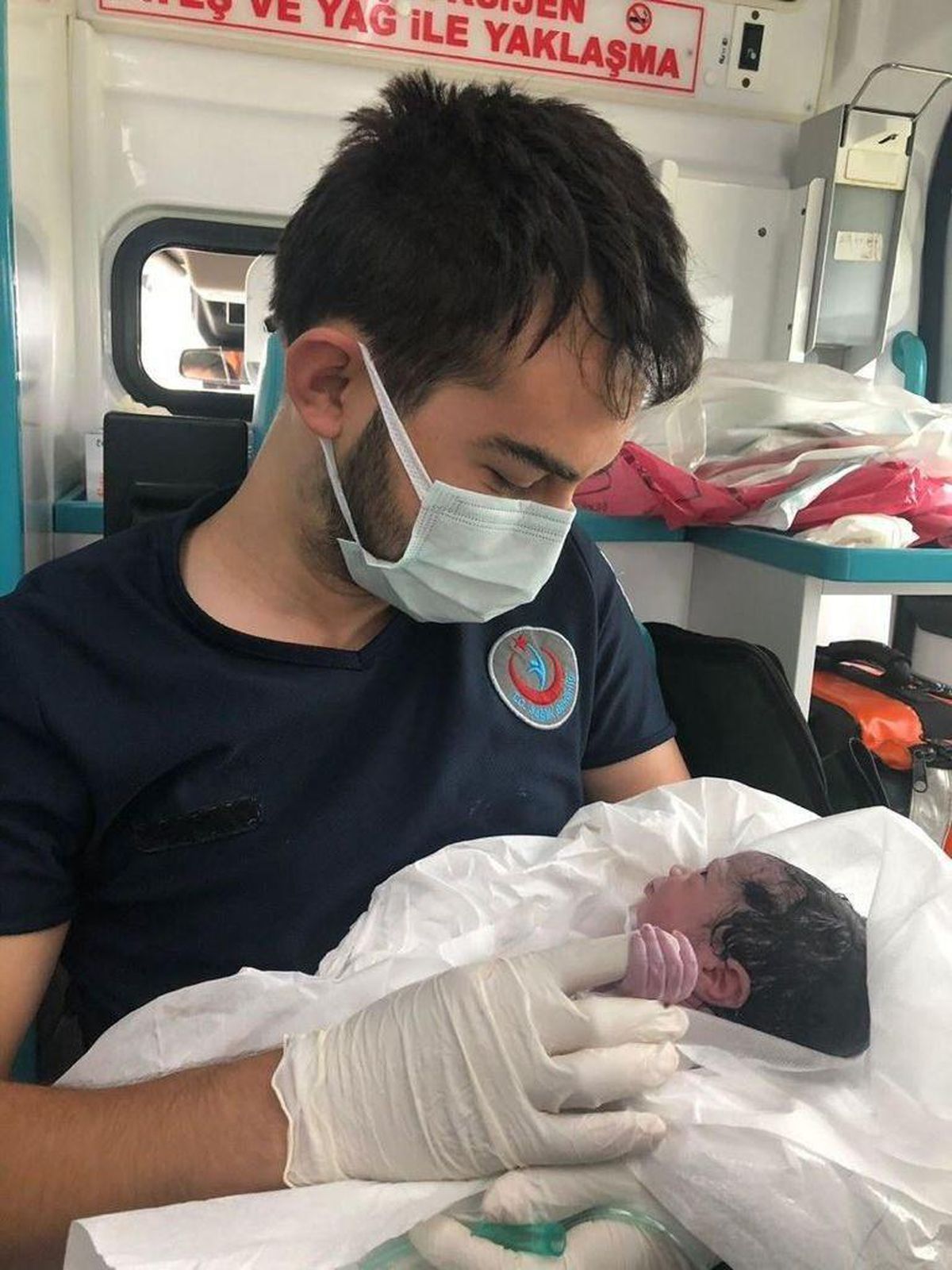 Sağlık Bakanı Koca, Afyonkarahisar\'da ambulansta doğum yaptıran sağlık ekibini ve bebeğin ailesini kutladı