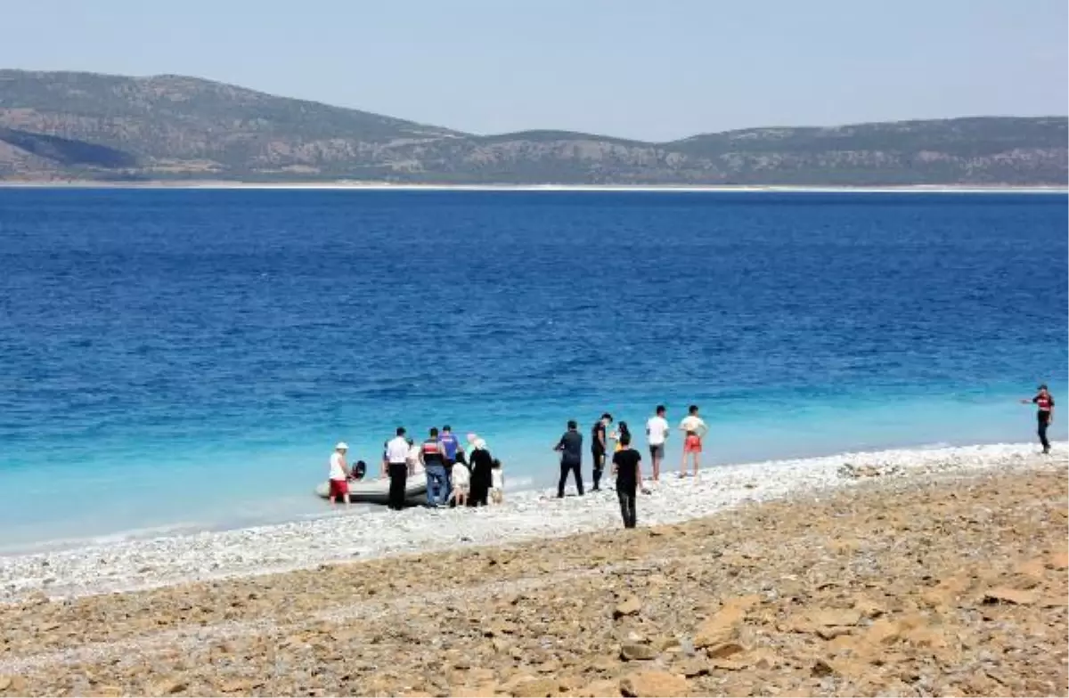 Son dakika... Salda Gölü\'ne serinlemek için giren çocuk boğuldu (3)