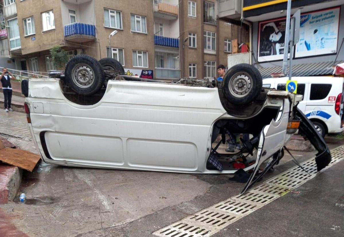 Samsun\'da kamyonet devrildi: 3 yaralı