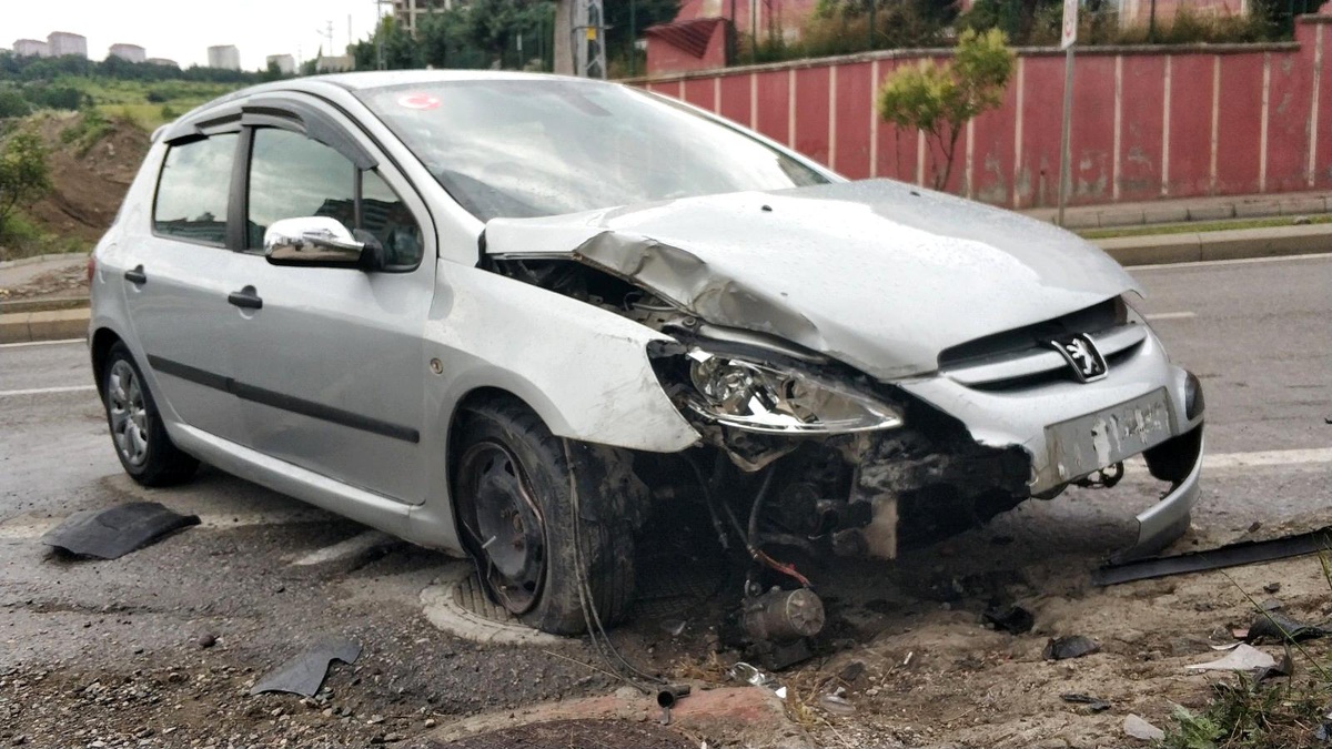 Samsun\'da otomobil direğe çarptı: 1 yaralı