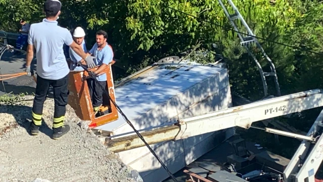 Sarıyer'de freni boşalan kamyonetin devrilme anı kamerada