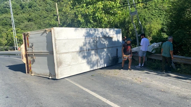 Sarıyer'de freni boşalan kamyonetin devrilme anı kamerada