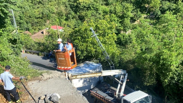 Sarıyer'de freni boşalan kamyonetin devrilme anı kamerada