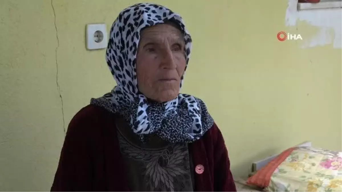 Son dokuma ustalarından Ümmühan teyze, 1800\'lü yıllardan gelen tezgahta Nikfer bezi dokuyor