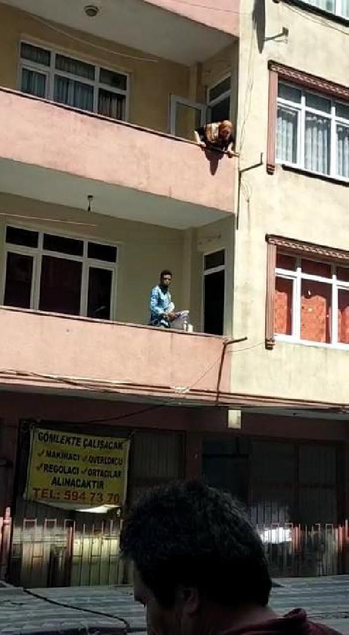 Sultangazi\'de oturduğu dairenin başkasına kiralandığını iddia ederek isyan etti