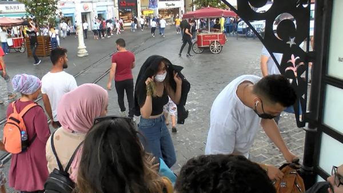 Taksim\'de yağmura hazırlıksız yakalandılar