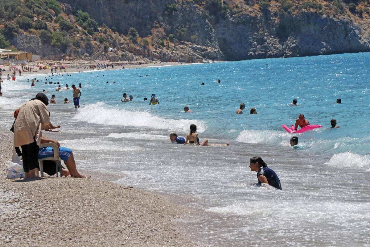 Tatilciler Antalya\'nın ünlü Kaputaş Plajı\'nda yoğunluk oluşturdu