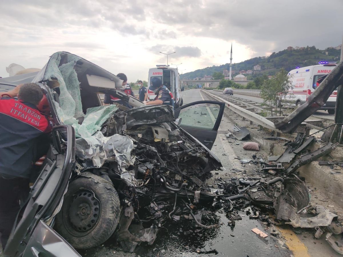 Trabzon\'da hafif ticari araç yön levhası direğine çarptı: 2 ölü, 4 yaralı