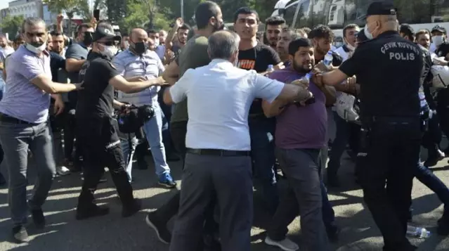 Tütün üreticilerinin yetki belgesi protestosu sürüyor: AK Parti encümeniyim, hepimiz açlıktan ölüyoruz Tütün üreticilerinin yetki belgesi protestosu sürüyor: AK Parti encümeniyim, hepimiz açlıktan ölüyoruz