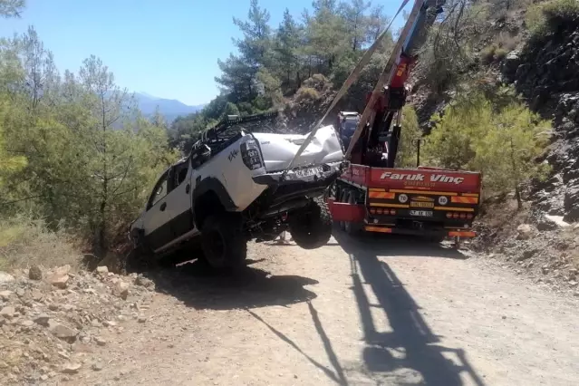 Uçuruma uçan araçta 1'i ağır 2 kişi yaralandı