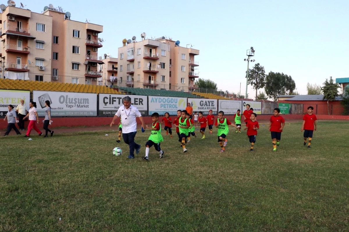 Son dakika! Antrenör muhtar Aziz Filiz, mahalledeki çocuklara ücretsiz futbol kursu veriyor