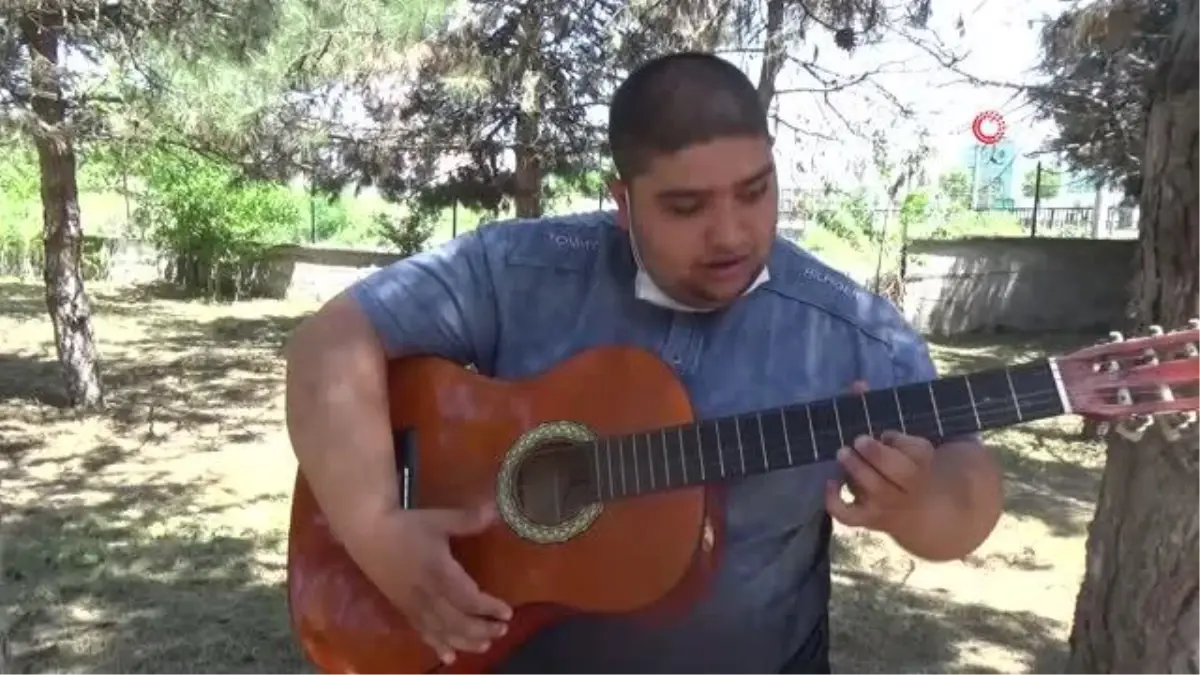 Arkadaşları dalga geçti, özel öğrenci okuma yazma öğrenmeden gitar çalmayı öğrendi