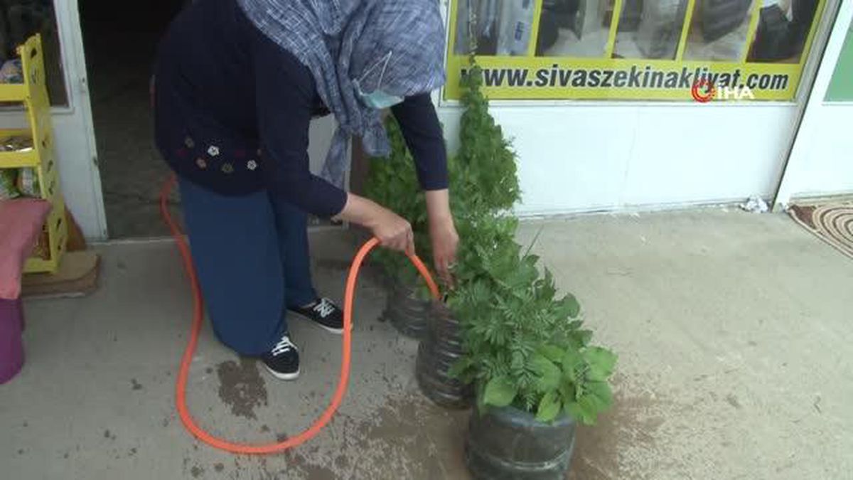 Atık malzemeleri değerlendirdi, dükkanın önünü çiçek bahçesine çevirdi