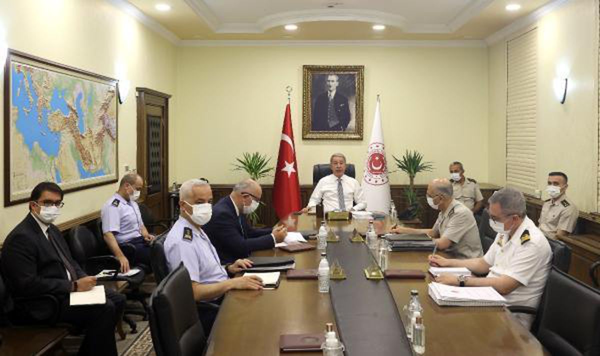 Bakan Akar\'dan komutanlarla toplantı