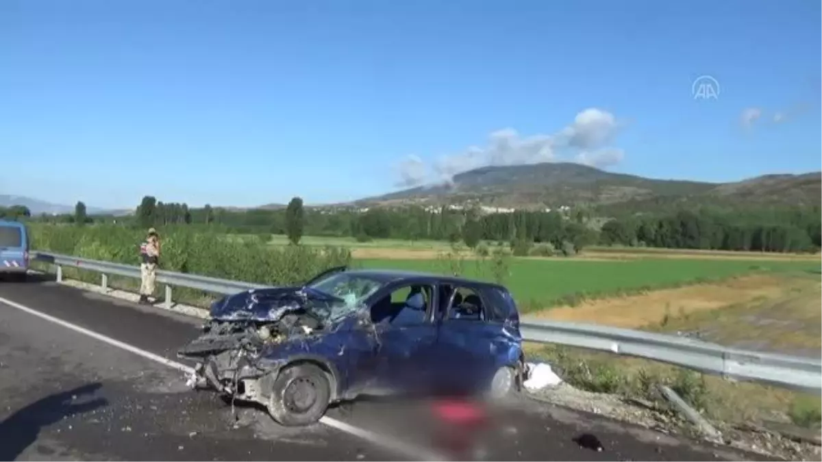 Son dakika haber... Bariyerlere çarpan otomobildeki hamile kadın ve bir çocuk öldü, 4 kişi yaralandı