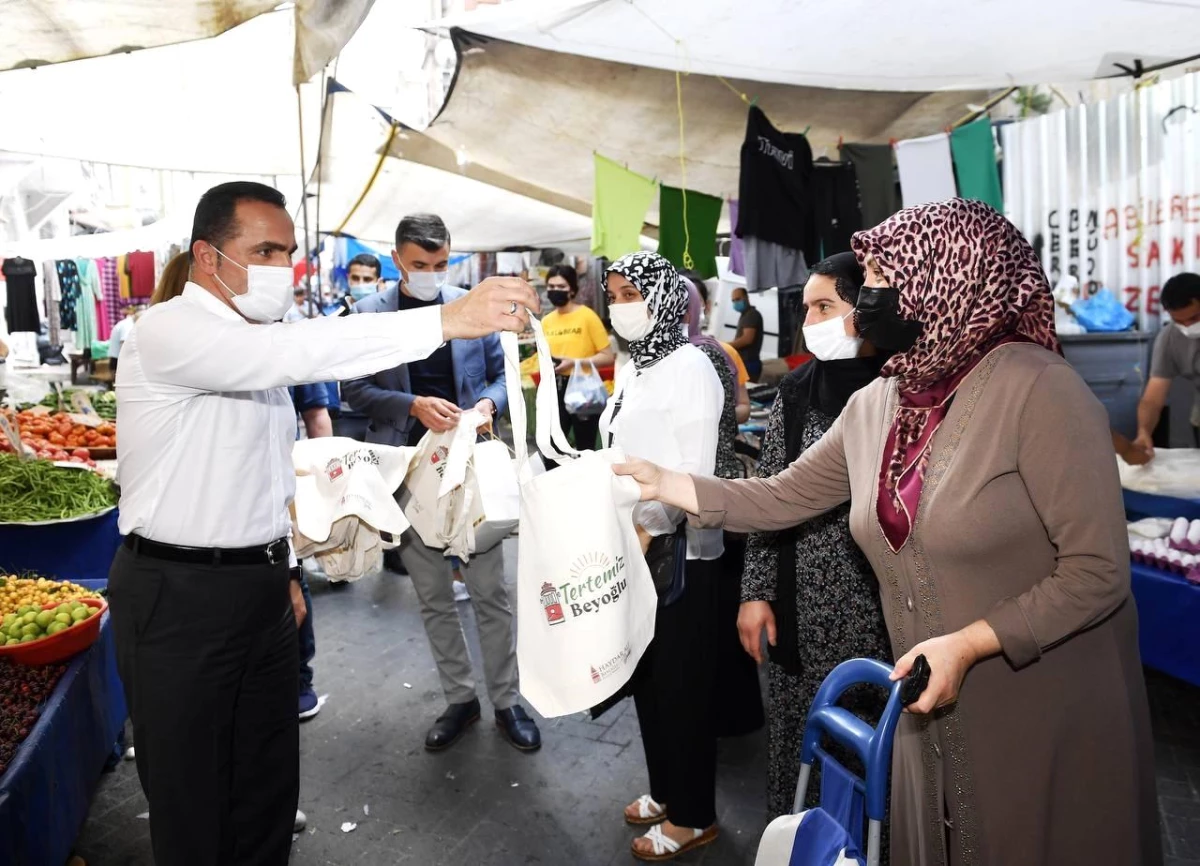 Başkan Yıldız, semt pazarında alışveriş yapan vatandaşlara bez çanta dağıttı