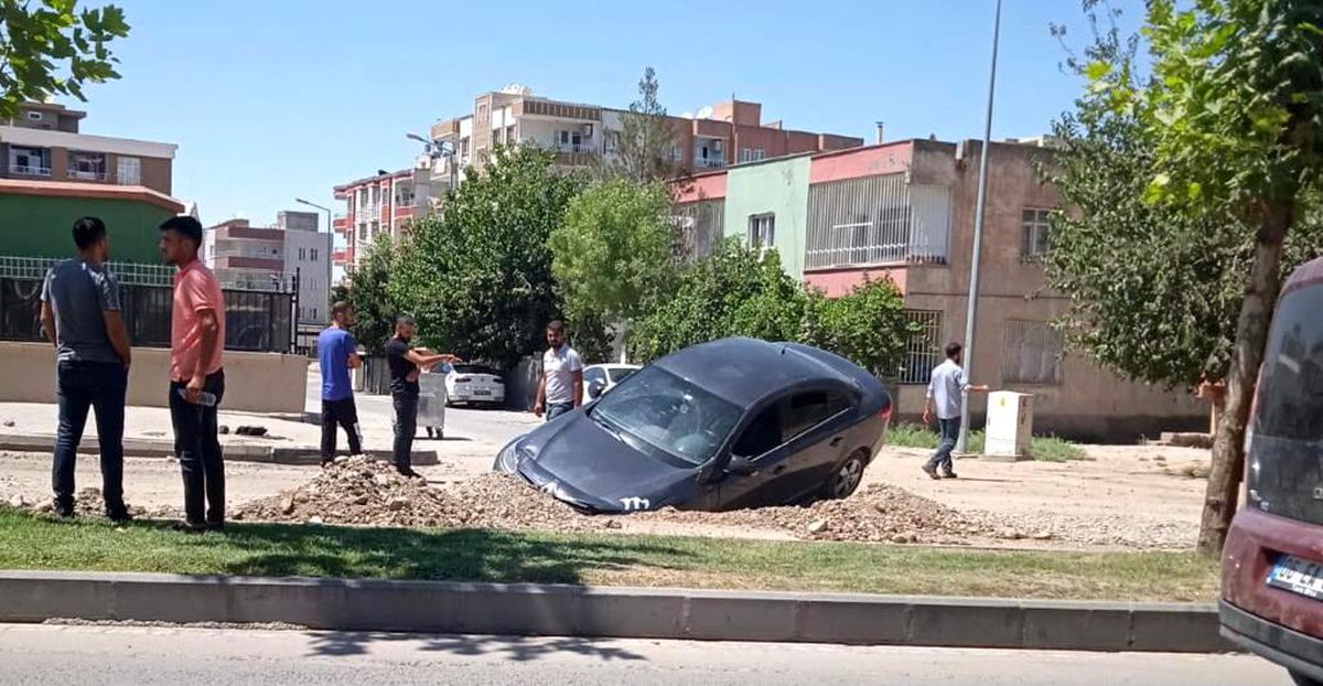 Batman\'da araç çukura düştü