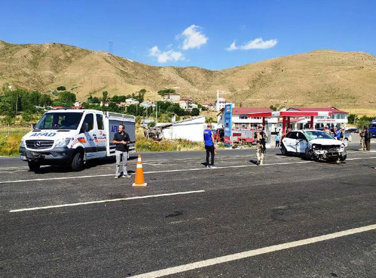 Bitlis\'te iki otomobil çarpıştı: 1\'i ağır 4 yaralı